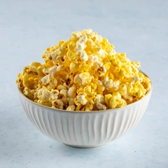  Fluffy, buttery popcorn – a timeless cinema essential.